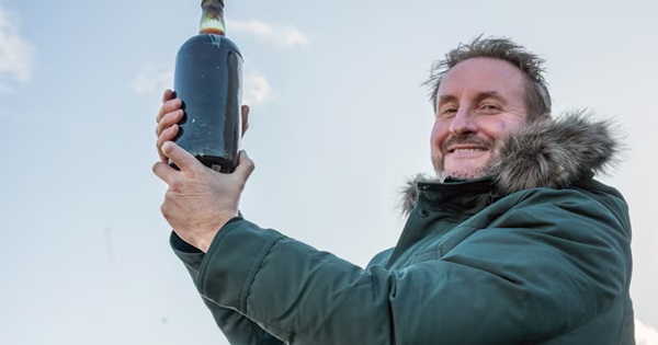 Dougal Gunn Shar con la botella de Artic Ale Dougal Gunn Shar con la botella de Artic Ale