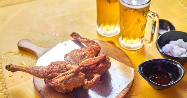 Lager coreana — craft beer tendencia 2026 Cerveza en un puesto pojangmacha coreano — lager coreana craft beer tendencia 2026