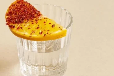 Copa de mezcal artesanal con sal de gusano y limón, la forma tradicional de servirlo en México