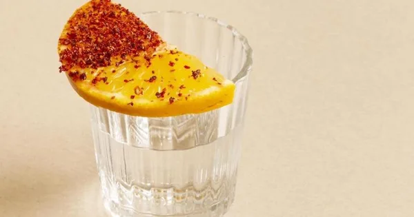 Copa de mezcal artesanal con sal de gusano y limón, la forma tradicional de servirlo en México