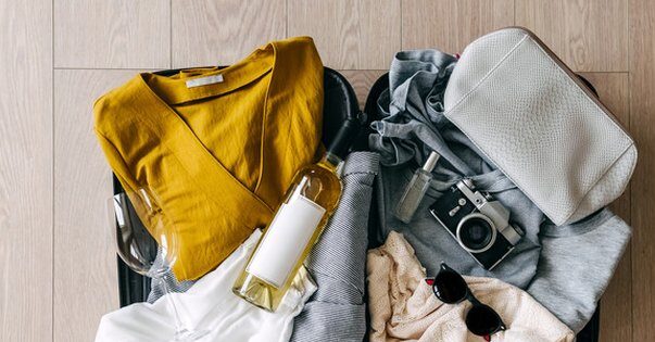 Botella de cerveza artesanal empacada en maleta para transporte aéreo internacional
