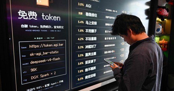 AGI Bar en Pekín, China, donde los clientes reciben tokens gratuitos de DeepSeek con la cerveza