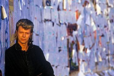 David Bowie junto al Muro de Berlín durante la grabación de Heroes