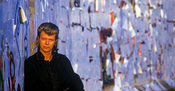 David Bowie junto al Muro de Berlín durante la grabación de Heroes