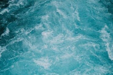 Gestión hídrica industrial en Latinoamérica, imagen de agua en movimiento