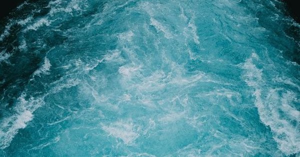 Gestión hídrica industrial en Latinoamérica, imagen de agua en movimiento