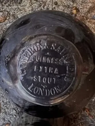 Sello Guinness Extra Stout London de la botella del Mindoro Sello de la botella con el texto Guinness Extra Stout London hallada en el naufragio del Mindoro