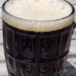 Jarra de vidrio con cerveza de raíz o root beer y espuma