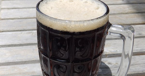 Cerveza de raíz (root beer) Jarra de vidrio con cerveza de raíz o root beer y espuma