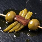 Gilda clásica de anchoa, aceituna y piparra para maridar con cerveza