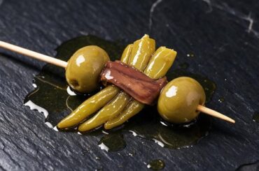 Gilda clásica de anchoa, aceituna y piparra para maridar con cerveza