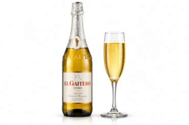 Botella de sidra y copa burbujeante