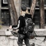 Joven con mochila caminando por la calle, el alcoholismo en adolescentes y su prevención