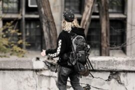 Joven con mochila caminando por la calle, el alcoholismo en adolescentes y su prevención
