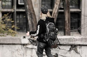 Joven con mochila caminando por la calle, el alcoholismo en adolescentes y su prevención