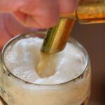Carbonatación de la cerveza, cerveza de barril saliendo del grifo con espuma
