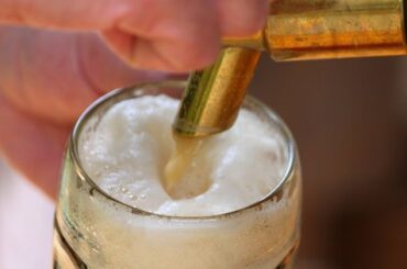 Carbonatación de la cerveza, cerveza de barril saliendo del grifo con espuma