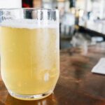 Vaso de cerveza sobre la barra de un bar, el punto de partida para dejar de beber cerveza