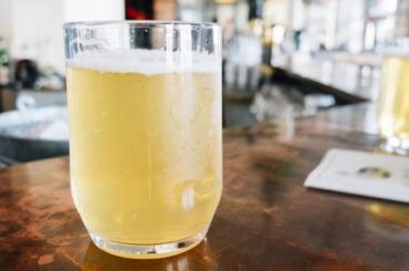 Vaso de cerveza sobre la barra de un bar, el punto de partida para dejar de beber cerveza