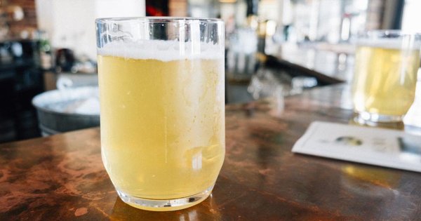 Vaso de cerveza sobre la barra de un bar, el punto de partida para dejar de beber cerveza