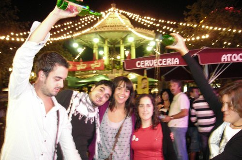 Escanciado de sidra asturiana Jóvenes escanciando sidra natural asturiana en una fiesta nocturna