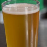 Espuma de las cervezas sin gluten, vaso de cerveza con su corona de espuma