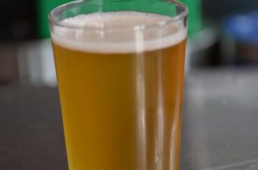 Espuma de las cervezas sin gluten, vaso de cerveza con su corona de espuma