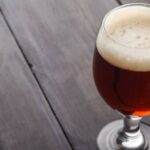 Vaso de Flanders Red Ale, cerveza ácida de Flandes Occidental con indicación geográfica protegida