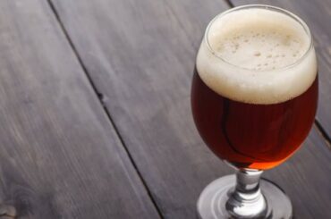 Vaso de Flanders Red Ale, cerveza ácida de Flandes Occidental con indicación geográfica protegida
