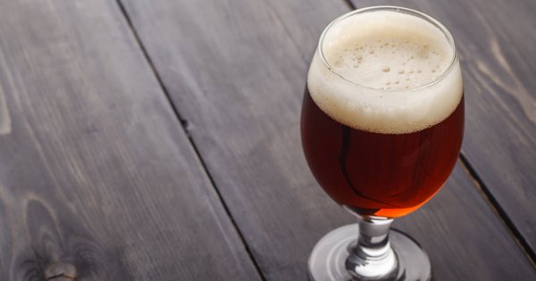 Flanders Red Ale, indicación geográfica protegida Vaso de Flanders Red Ale, cerveza ácida de Flandes Occidental con indicación geográfica protegida