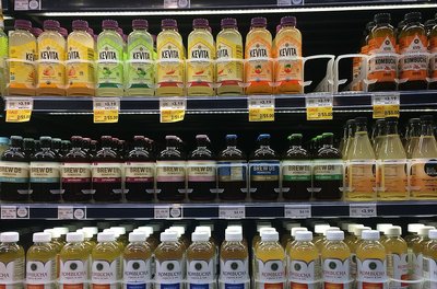 Kombuchas no supermercado Prateleira refrigerada de supermercado com garrafas de kombucha de várias marcas
