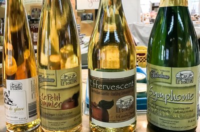 Sidras de Quebec Botellas de sidras de Quebec, entre ellas una sidra de hielo