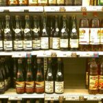 Estantería de tienda con botellas de muchos tipos de sidra