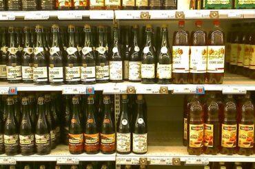 Estantería de tienda con botellas de muchos tipos de sidra