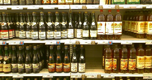 Estantería de tienda con botellas de muchos tipos de sidra